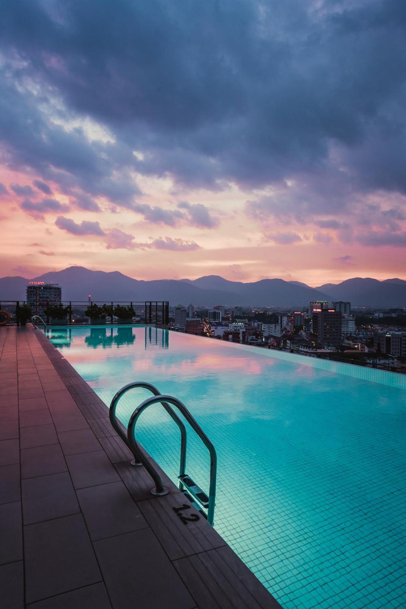 WEIL Hotel Ipoh Exterior foto Infinity pool at the hotel